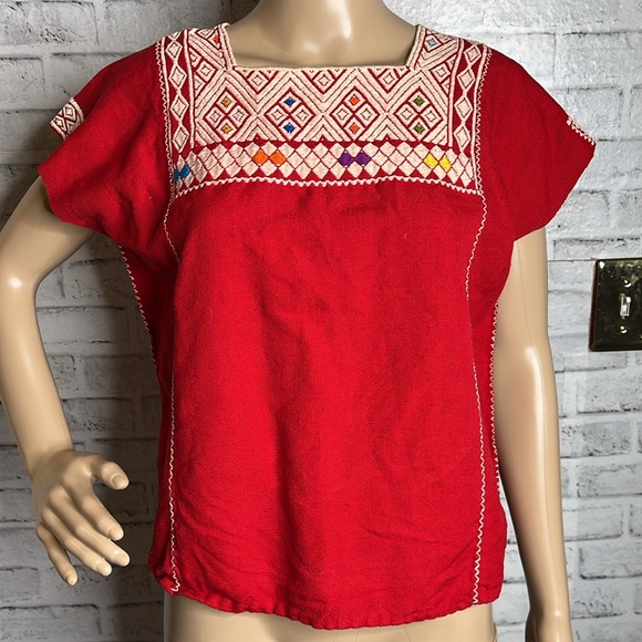 Huipil Oaxaca red embroidered short sleeve top - Picture 2 of 5